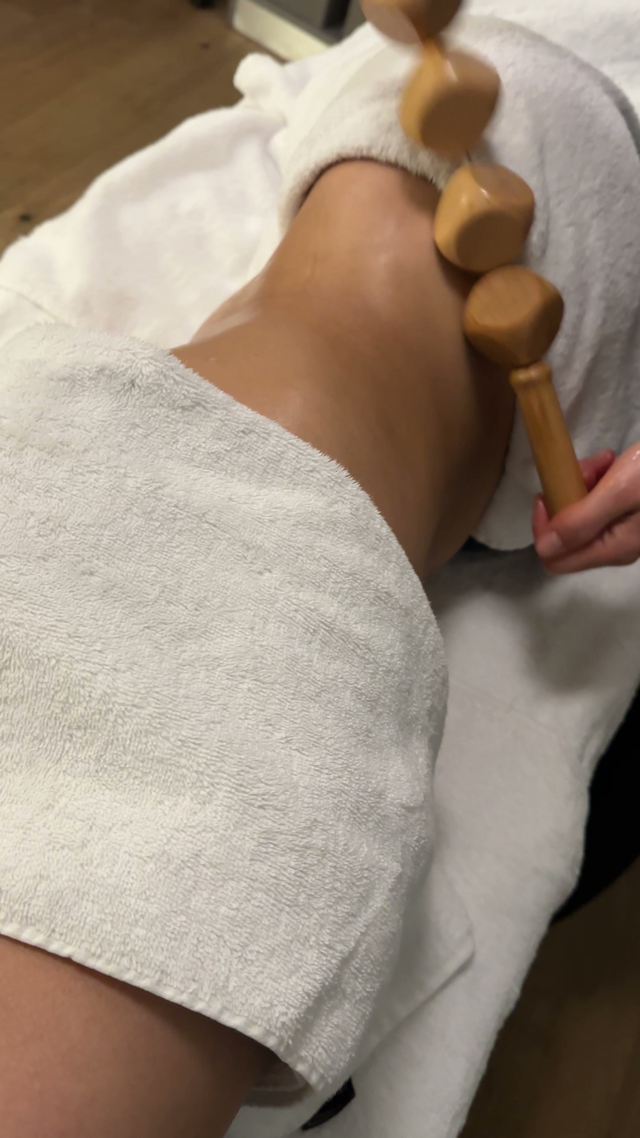 Maderotherapie mit Holzkugel-Rolle am Bauch